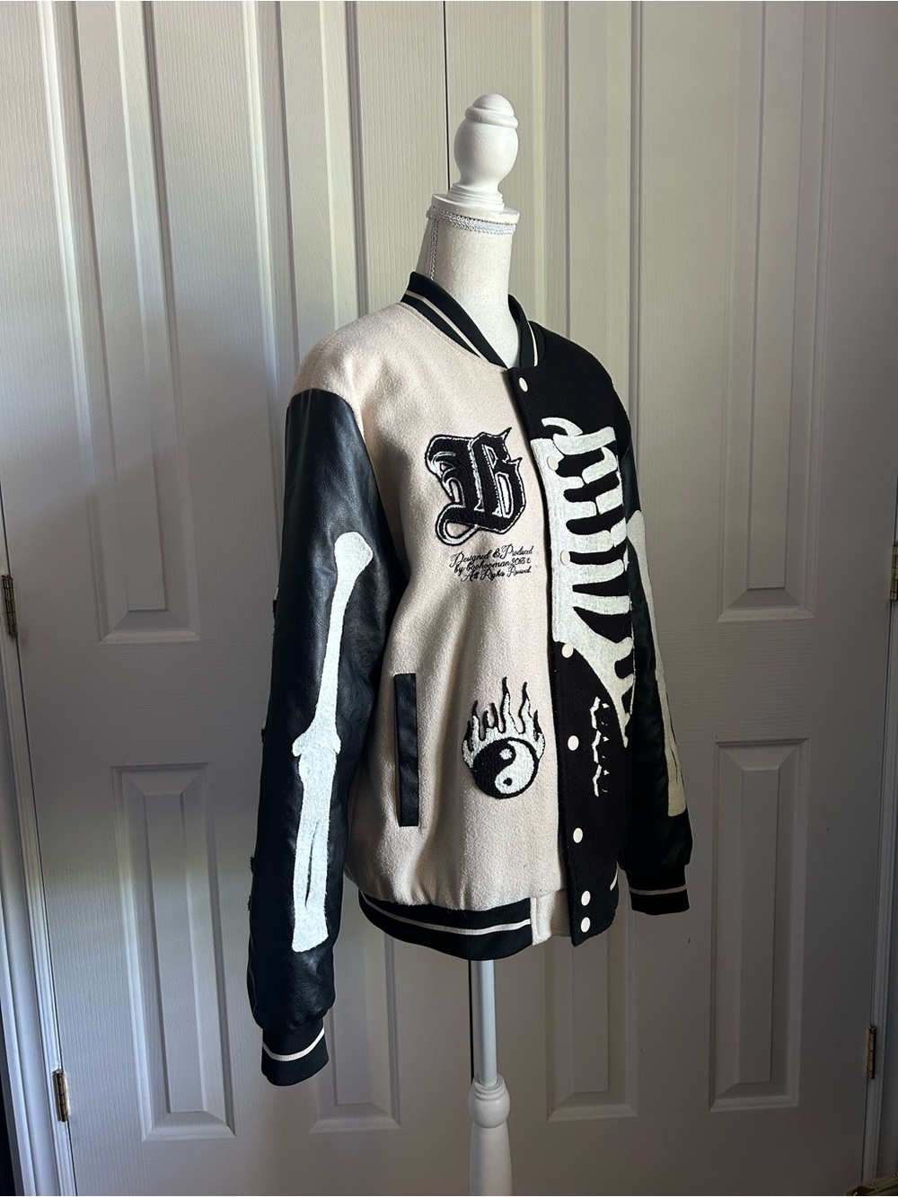 MAN Boohoo Men Jacket, Black & White, Embroidered Skeleton Accents, Size Medium - Picture 3 of 6